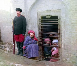 Zindan fængsel, med indsatte og en vagt med russisk riffel, uniform og støvler, Centralasien, Det russiske imperium, mellem 1905 og 1915